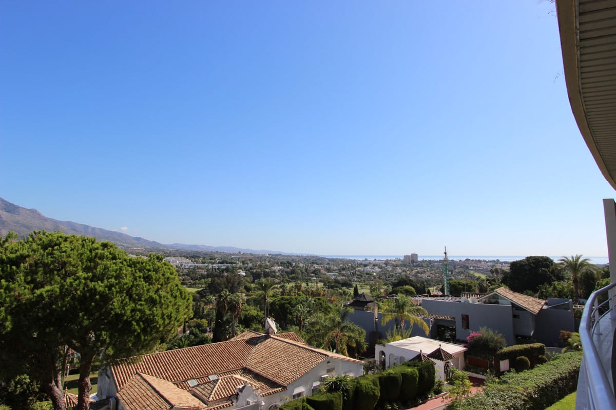 Apartament, Mieszkanie na środkowym piętrze w Nueva Andalucía Hiszpania E D B Fc C B B D Aa