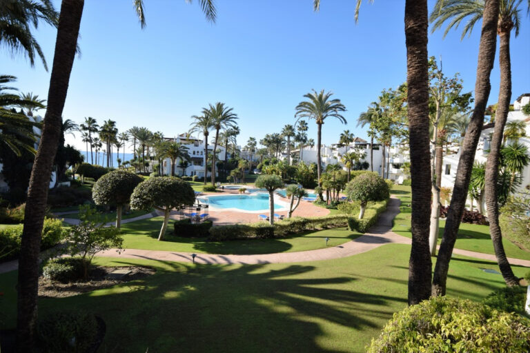Apartament w Estepona na środkowym piętrze, Hiszpania E D B Fc C B B D Aa
