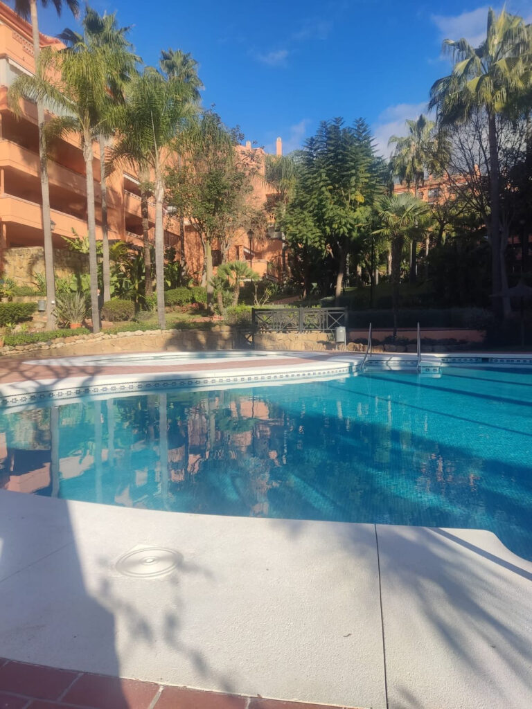 Apartament na środkowym piętrze w Marbella, Hiszpania - Mieszkanie na Costa del Sol E D B Fc C B B D Aa