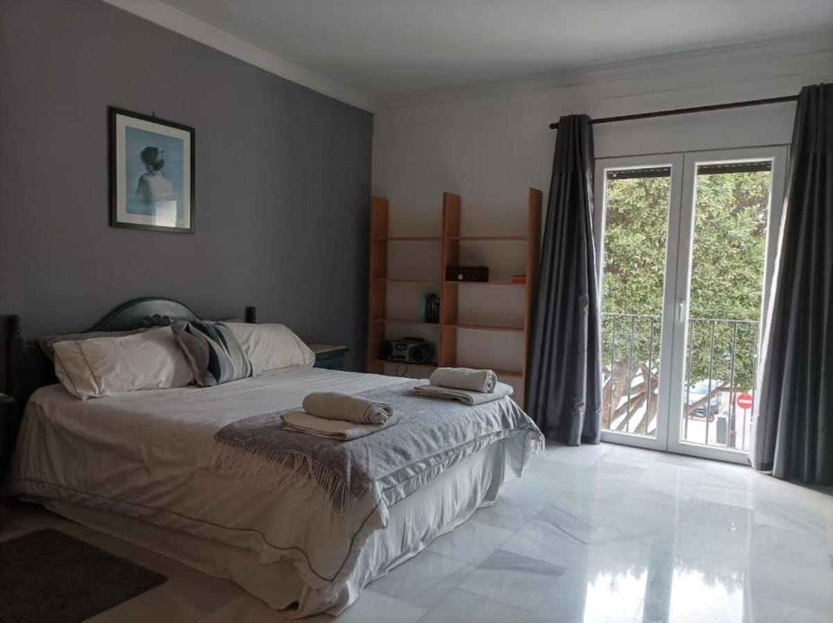 Środkowe piętro: Puerto Banús, Hiszpania, Apartament na sprzedaż E D B Fc C B B D Aa