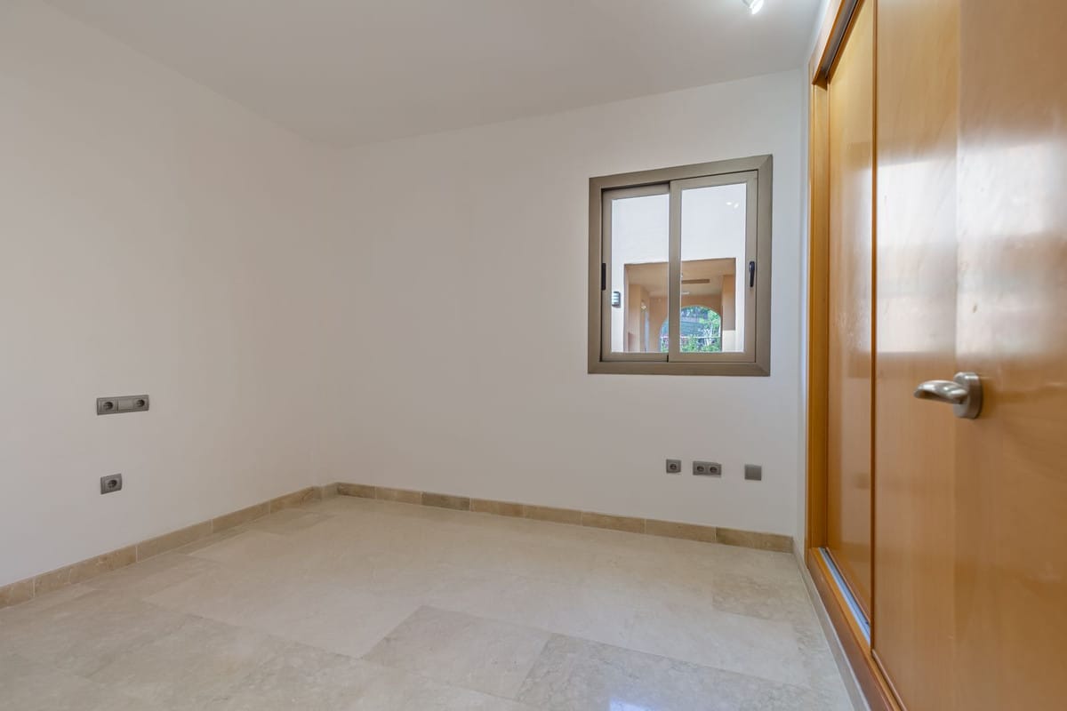 Benahavís, Hiszpania: Sprzedam apartament na parterze A Ad A Cb A D A