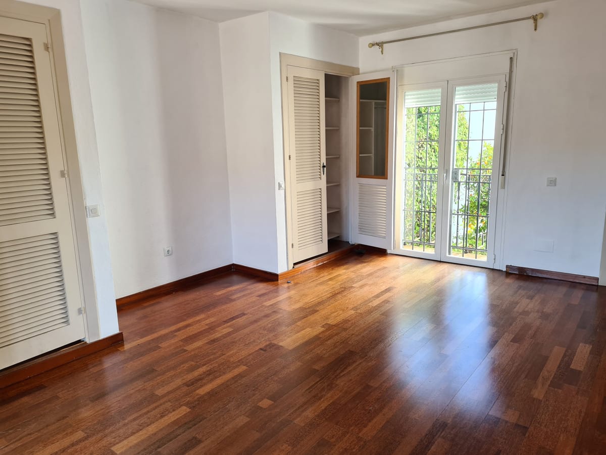 Pół bliźniaka w eleganckim Nagüeles, Hiszpania Ec B Bf B Ce A