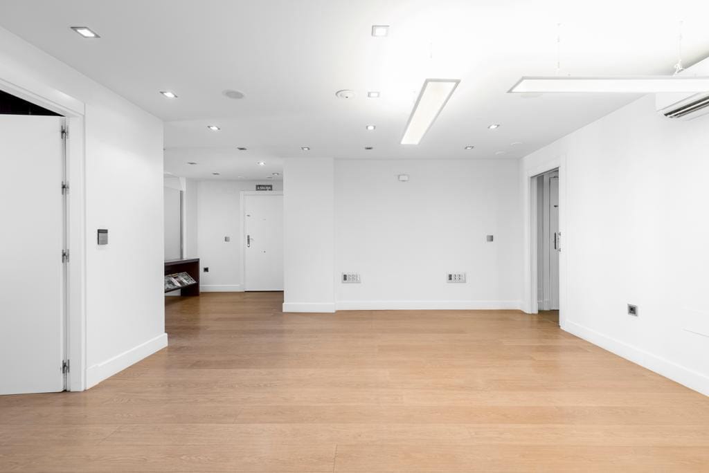 Apartament na sprzedaż na środkowym piętrze w Malaga Hiszpania Dd Fcd F Eb Dfa F E C E