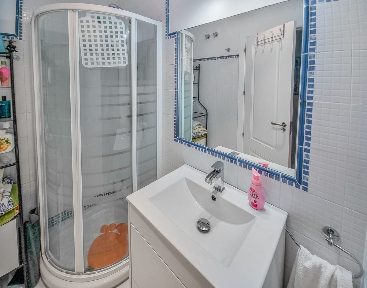 Apartament, Mieszkanie na średnim piętrze w San Luis de Sabinillas Hiszpania Dd Fcd F Eb Dfa F E C E