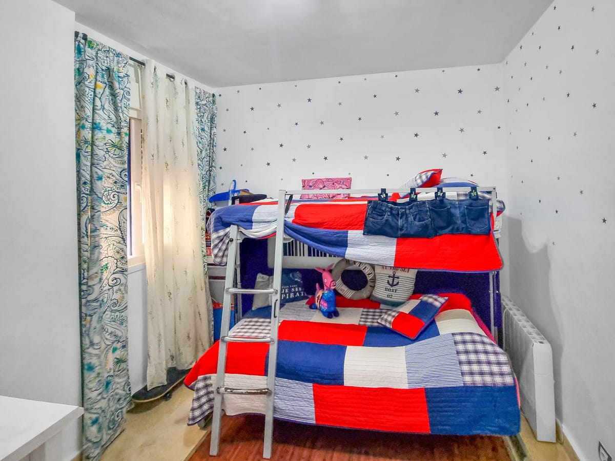 Apartament, Mieszkanie na średnim piętrze w San Luis de Sabinillas Hiszpania Cc F C E Ff D B E