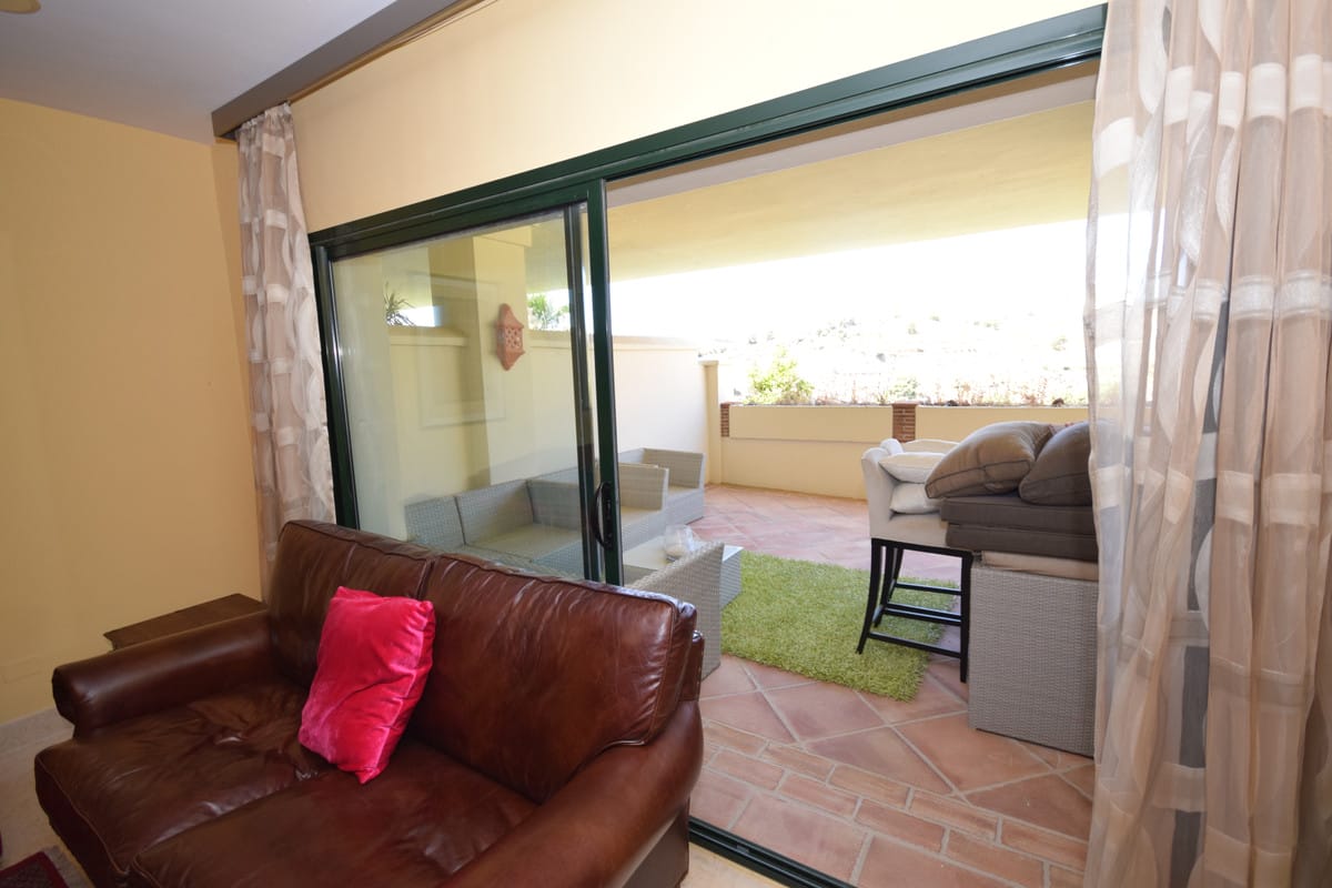 Przestronny apartament parterowy w Benahavís, Hiszpania Cc F C E Ff D B E