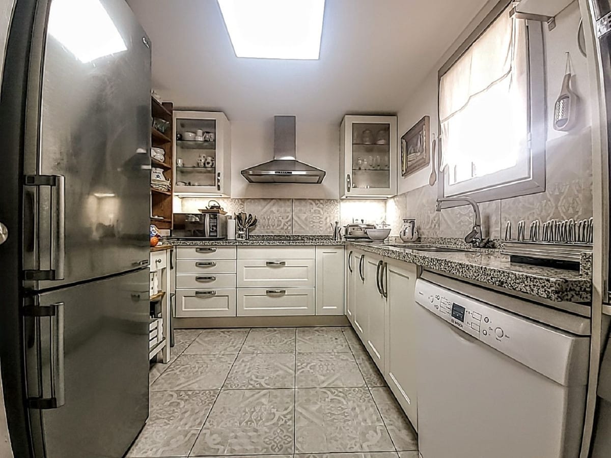 Apartament na środkowym piętrze w Puerto Banús, Hiszpania do sprzedania D Ed Da A D C D E D