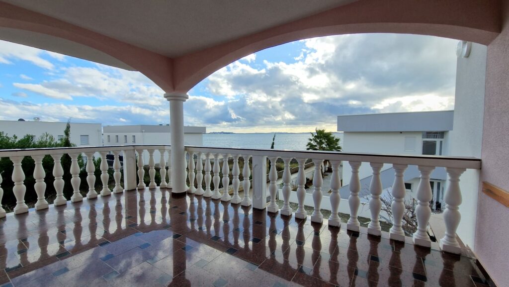 Dom z 6 mieszkaniami, 2 rząd do morza, widok na morze, Vir H Vir Kuca Haus House Pogled More Sea View Meerblick