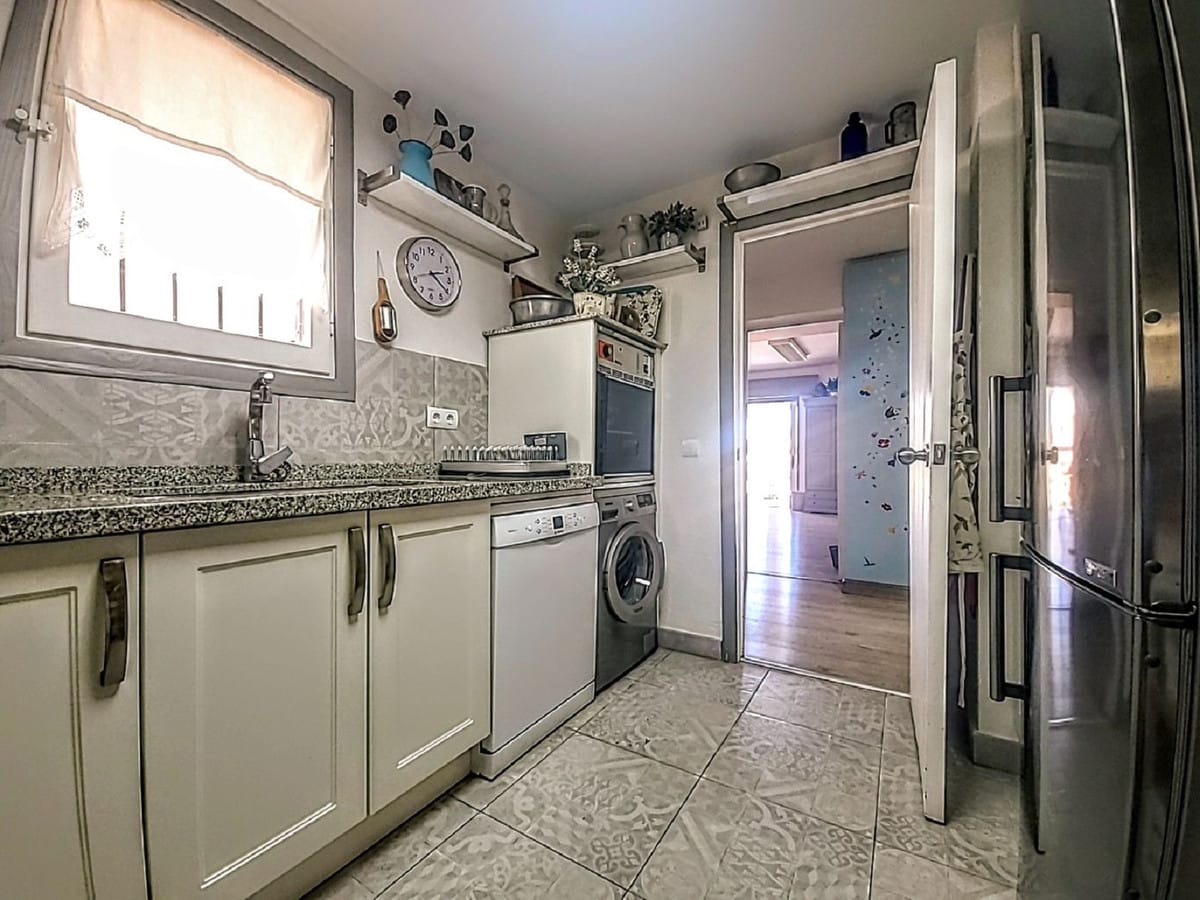 Apartament na środkowym piętrze w Puerto Banús, Hiszpania do sprzedania D F Cbe Ba Cd Fec Fba Ad