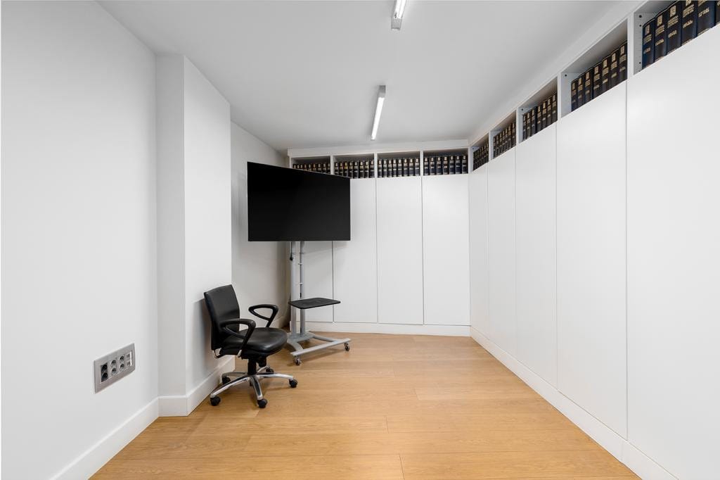 Apartament na sprzedaż na środkowym piętrze w Malaga Hiszpania C E C B F Ec Ee F Ddb