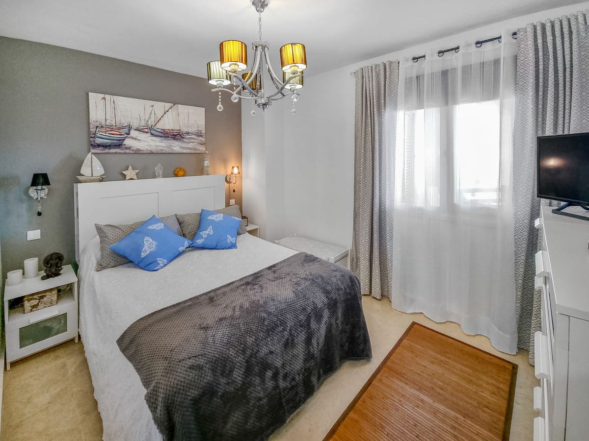 Apartament, Mieszkanie na średnim piętrze w San Luis de Sabinillas Hiszpania Bcf E E Bab F A Ac Ac
