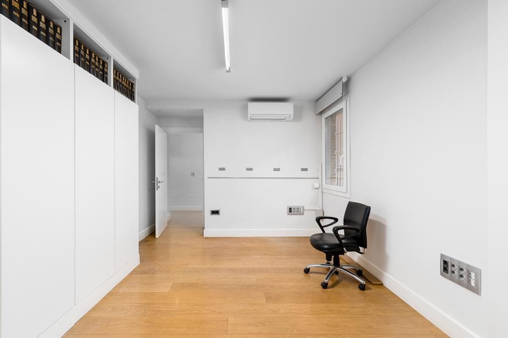 Apartament na sprzedaż na środkowym piętrze w Malaga Hiszpania Bcf E E Bab F A Ac Ac