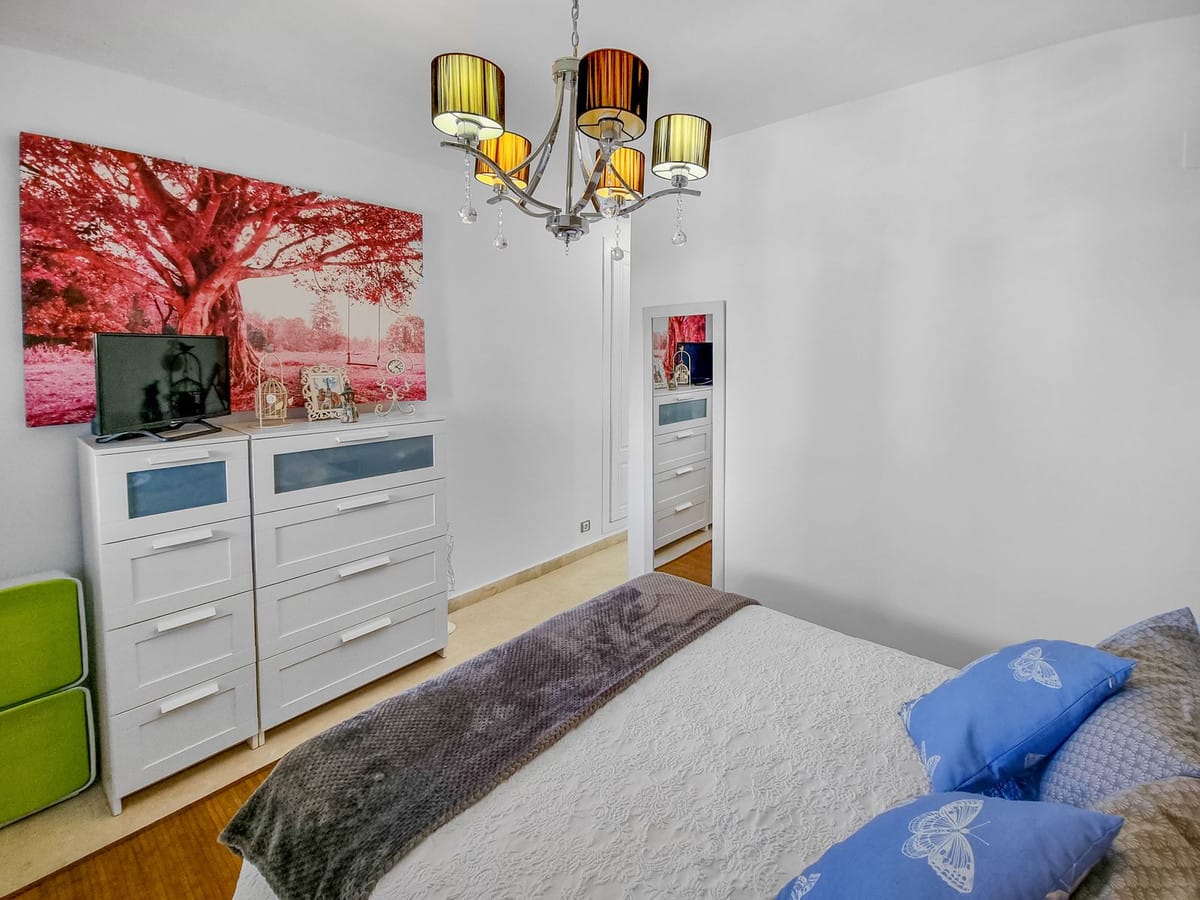 Apartament, Mieszkanie na średnim piętrze w San Luis de Sabinillas Hiszpania Bbc F D D Ef Dd A
