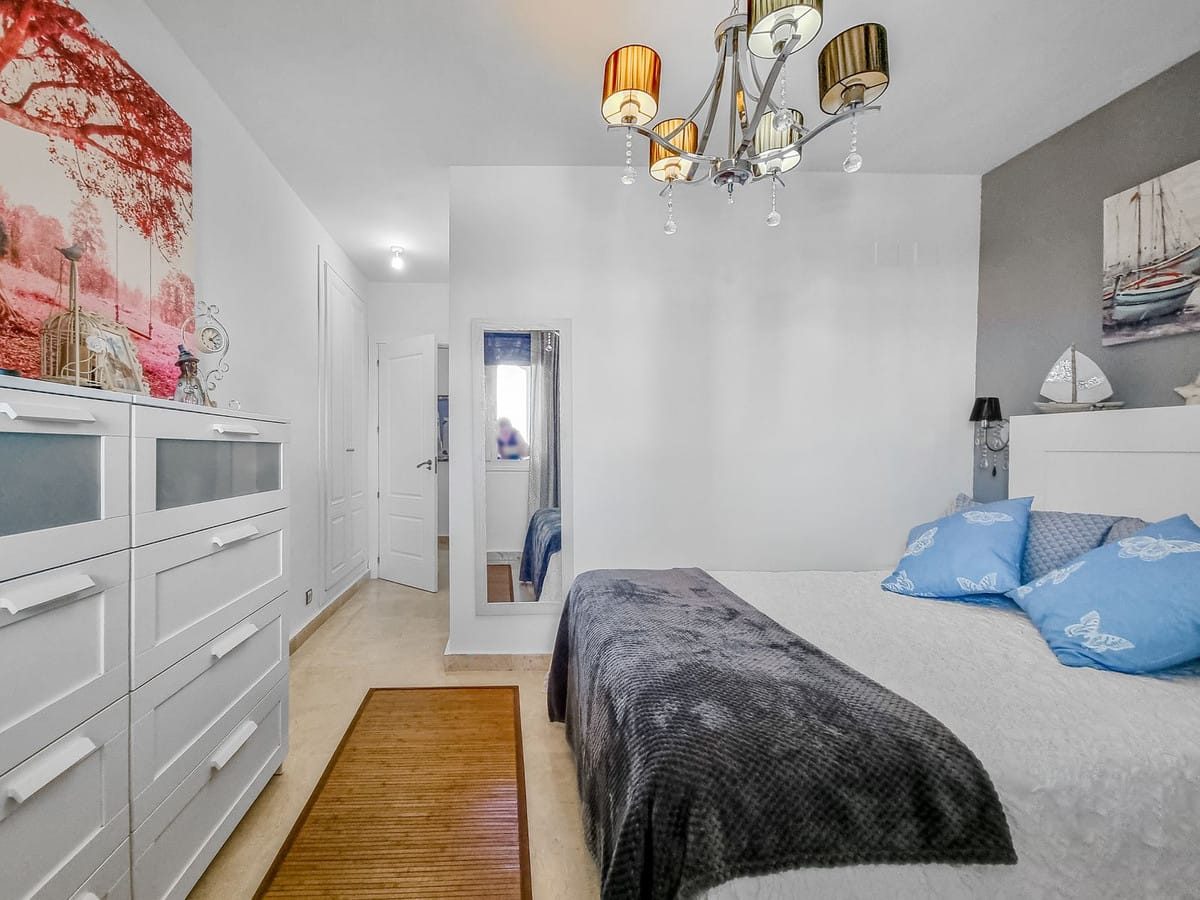 Apartament, Mieszkanie na średnim piętrze w San Luis de Sabinillas Hiszpania C A C F A F Dd Da