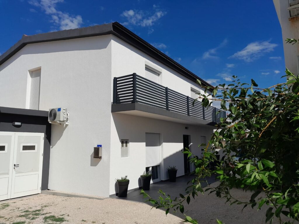 Dom 2. rząd do morza, odnowiony, umeblowany, Vir - 35 m od morza H Vir Kuca House Haus