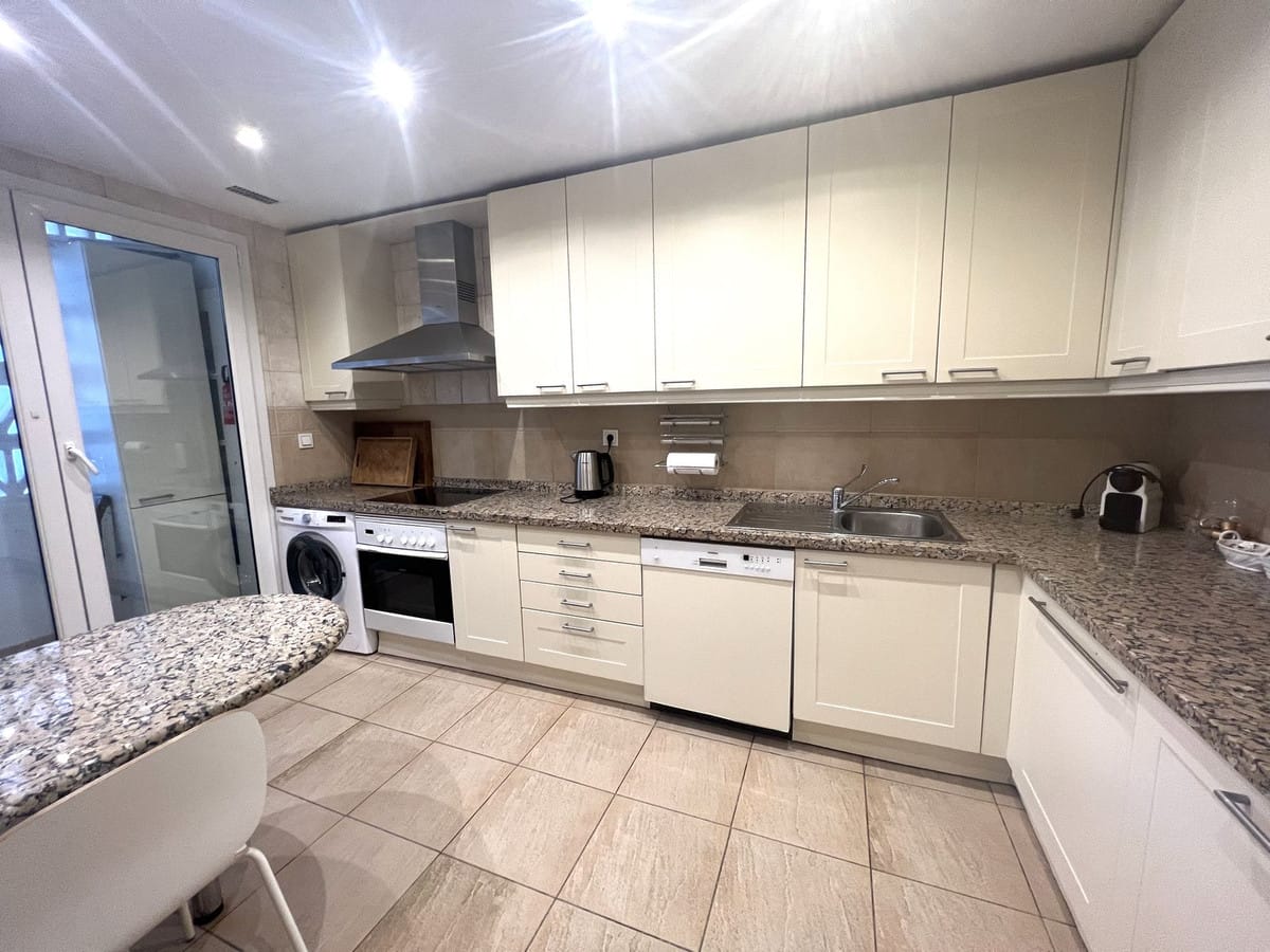 Przestronny apartament na środkowym piętrze na The Golden Mile - Idealna oferta, Hiszpania E B Bb A Fdfd D C Dce