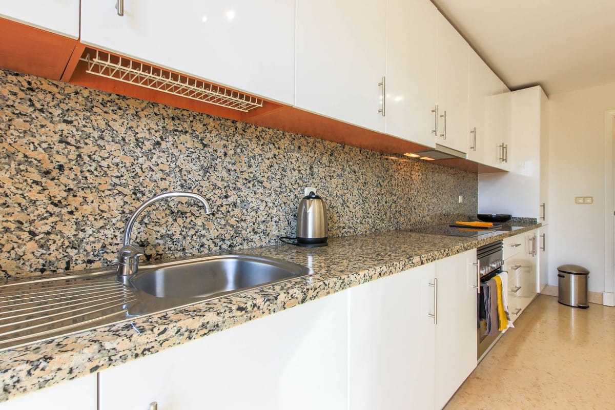 Uroczy apartament na parterze w Benahavís - Nieruchomość na sprzedaż, Hiszpania E B Bb A Fdfd D C Dce