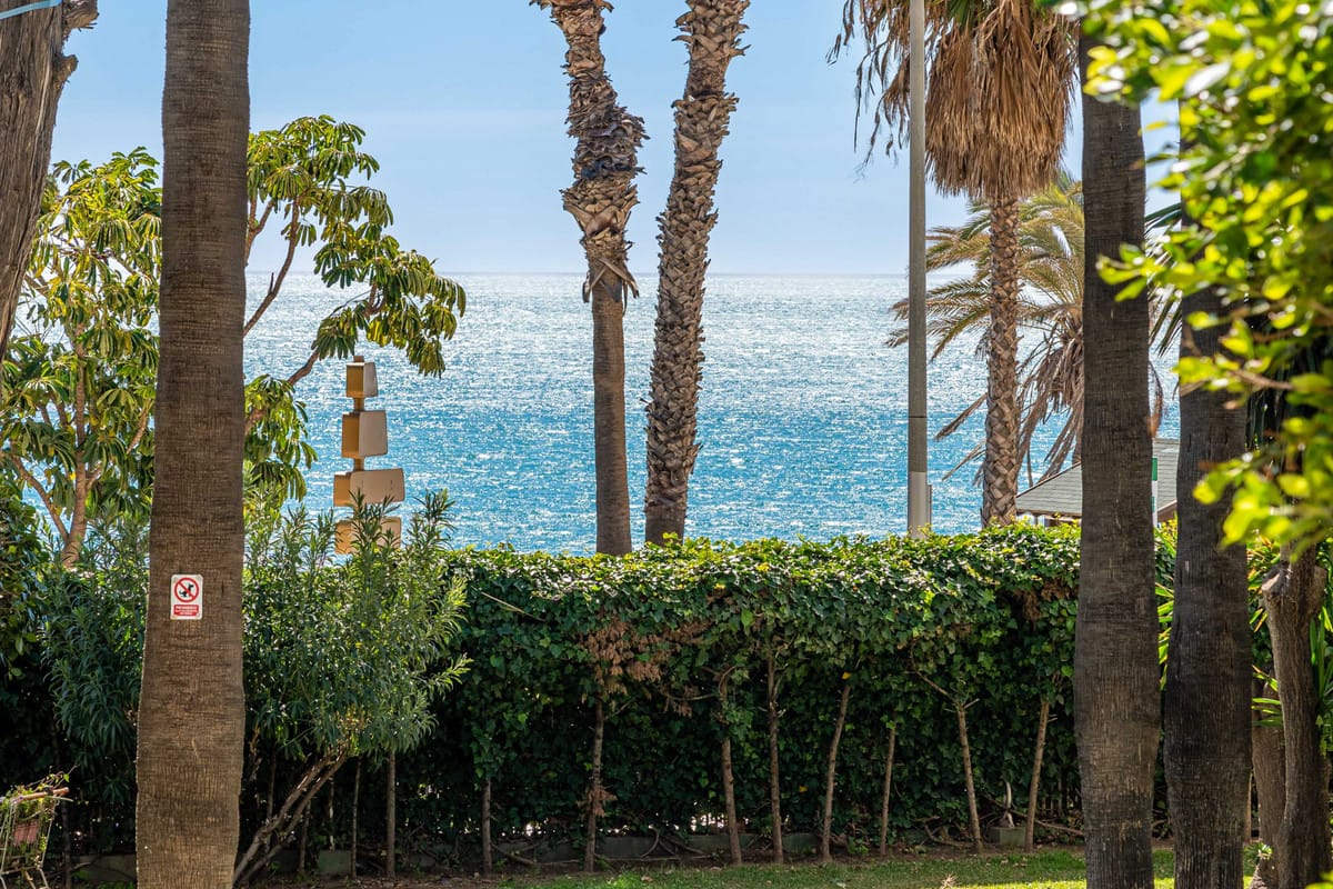 Mieszkanie na środkowym piętrze na sprzedaż w Malaga, Hiszpania D Ba E