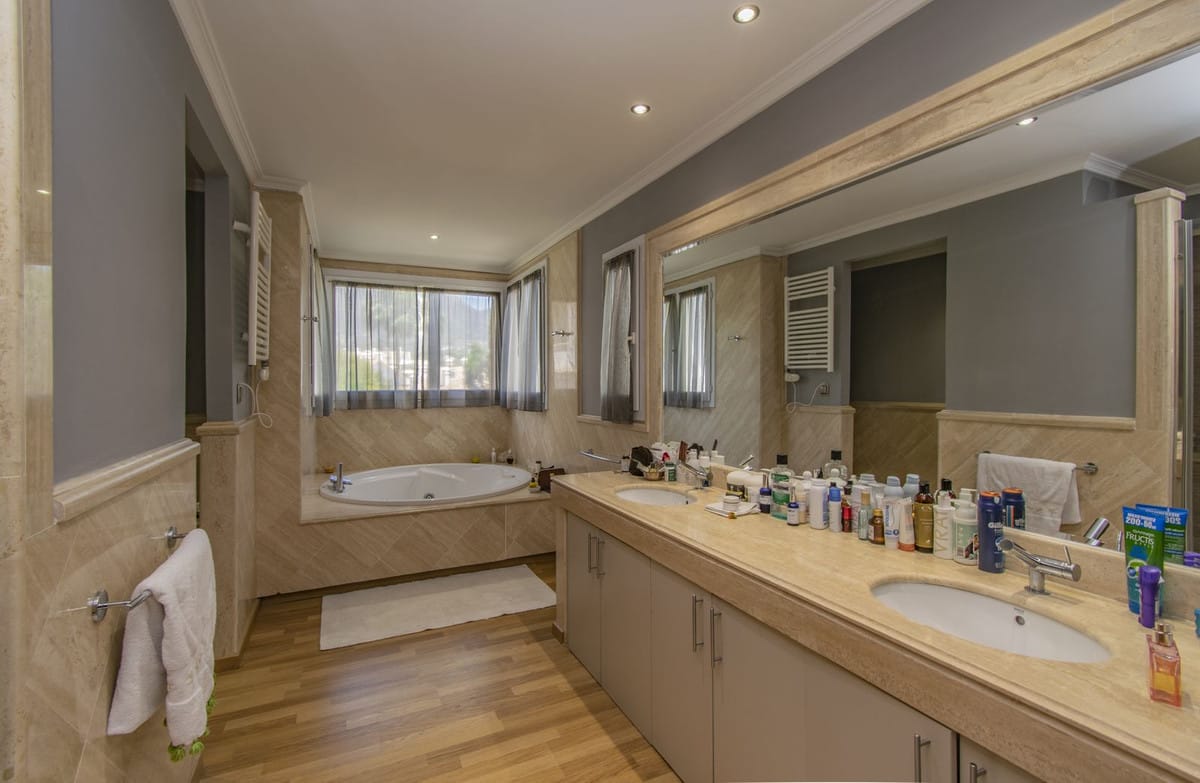Apartament na środkowym piętrze na sprzedaż w The Golden Mile, Hiszpania D D E Ff Cdff E Bb Bf