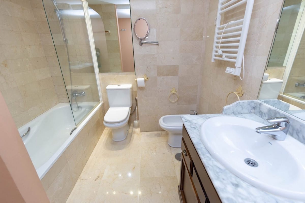 Przestronny apartament na środkowym piętrze na The Golden Mile - Idealna oferta, Hiszpania C C F Fa Aecd B B C