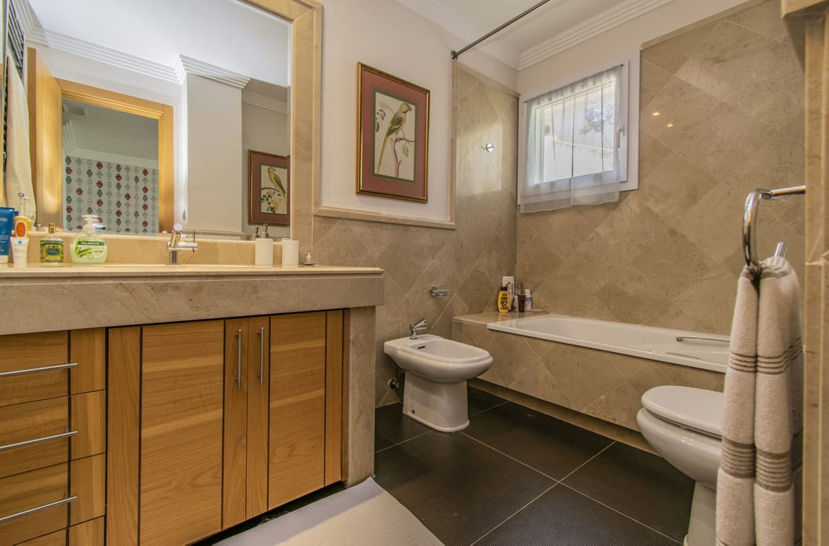 Apartament na środkowym piętrze na sprzedaż w The Golden Mile, Hiszpania C D A D D Ac Fc Ef A