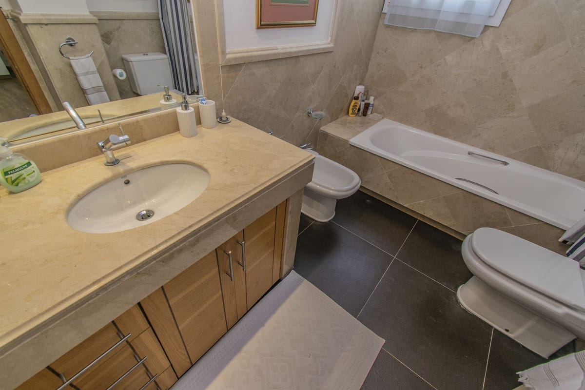 Apartament na środkowym piętrze na sprzedaż w The Golden Mile, Hiszpania B A B Ecea Fd E Dce E