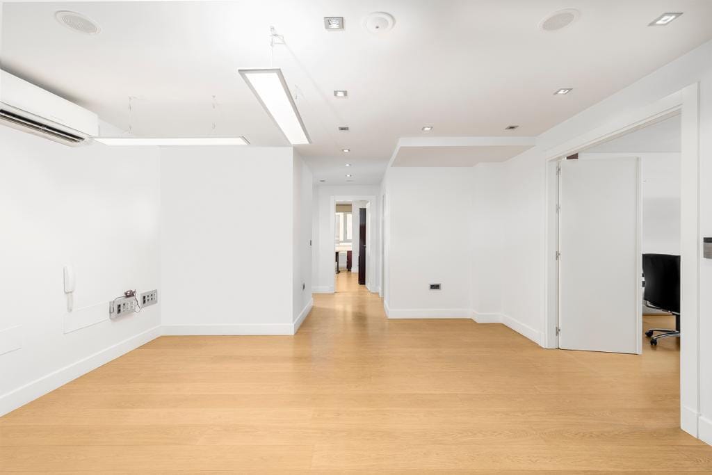 Apartament na sprzedaż na środkowym piętrze w Malaga Hiszpania Ad Cbd Be C A Ef