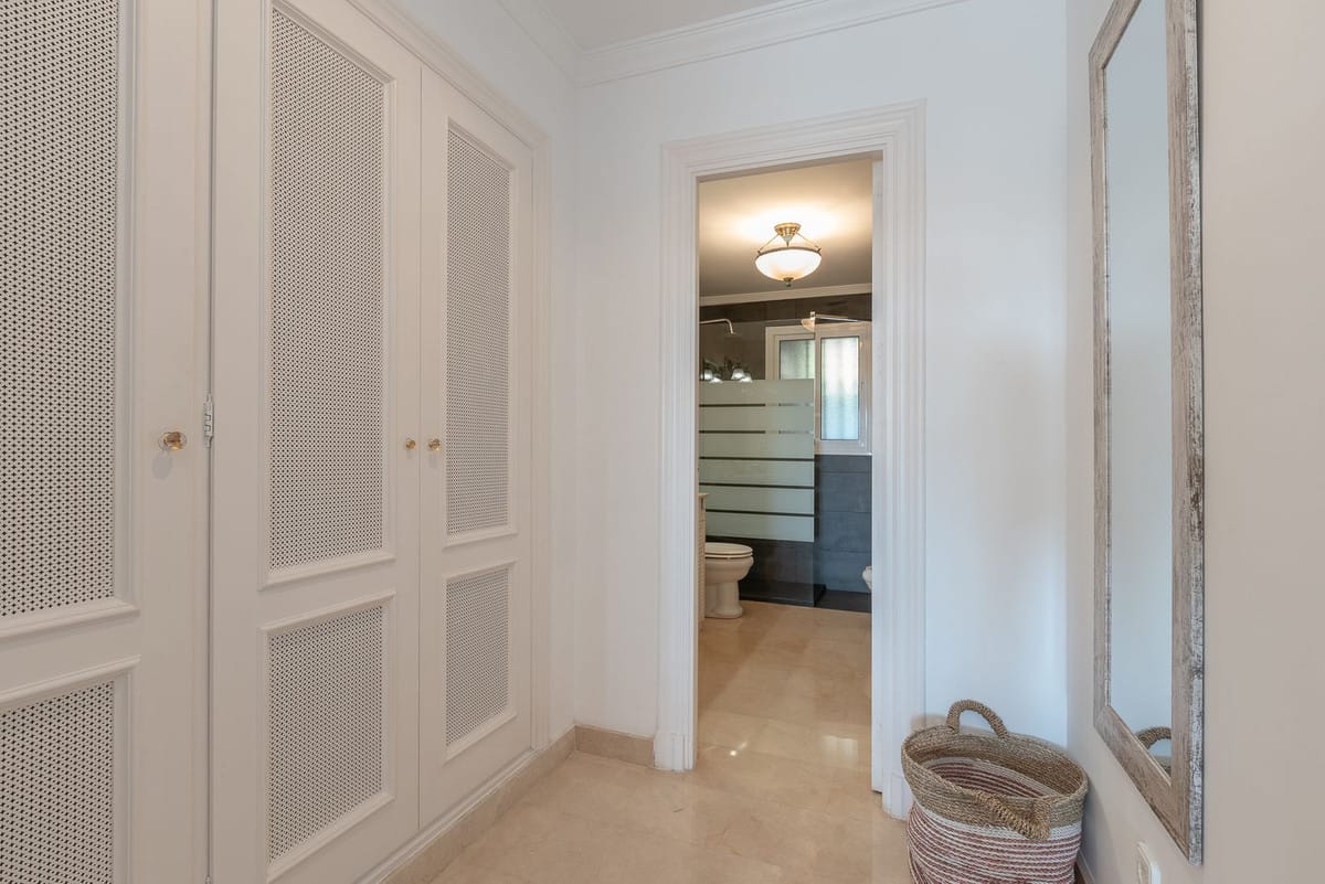 Uroczy apartament na sprzedaż w Benahavís, Hiszpania E Bcc C D Ce Beb C A