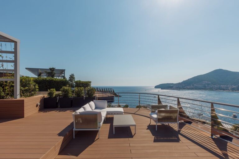 Penthouse z niesamowitym widokiem na morze, Budva Montenegro D Dd De F F Ab