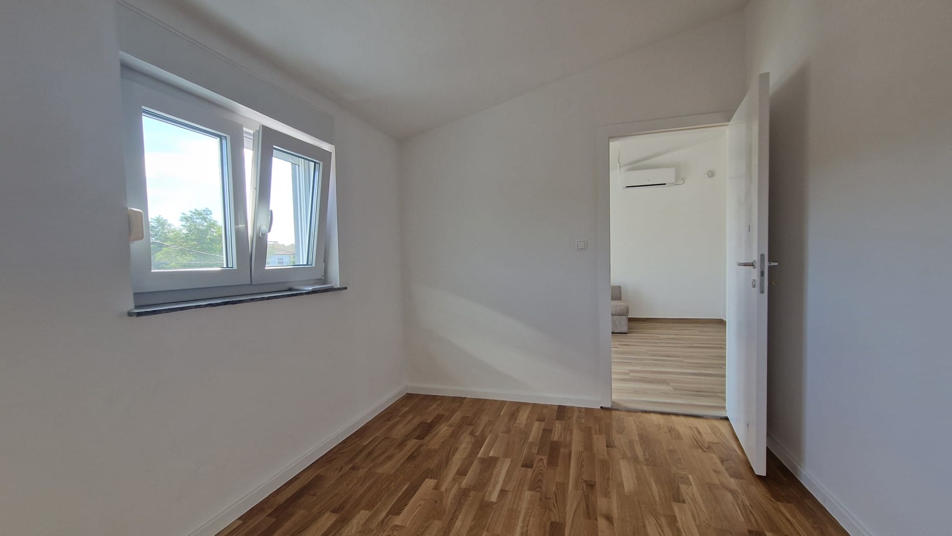2 apartamenty, 1 rząd do morza, całkowicie odnowione, Turanj, 2 piętro A Stan Turanj