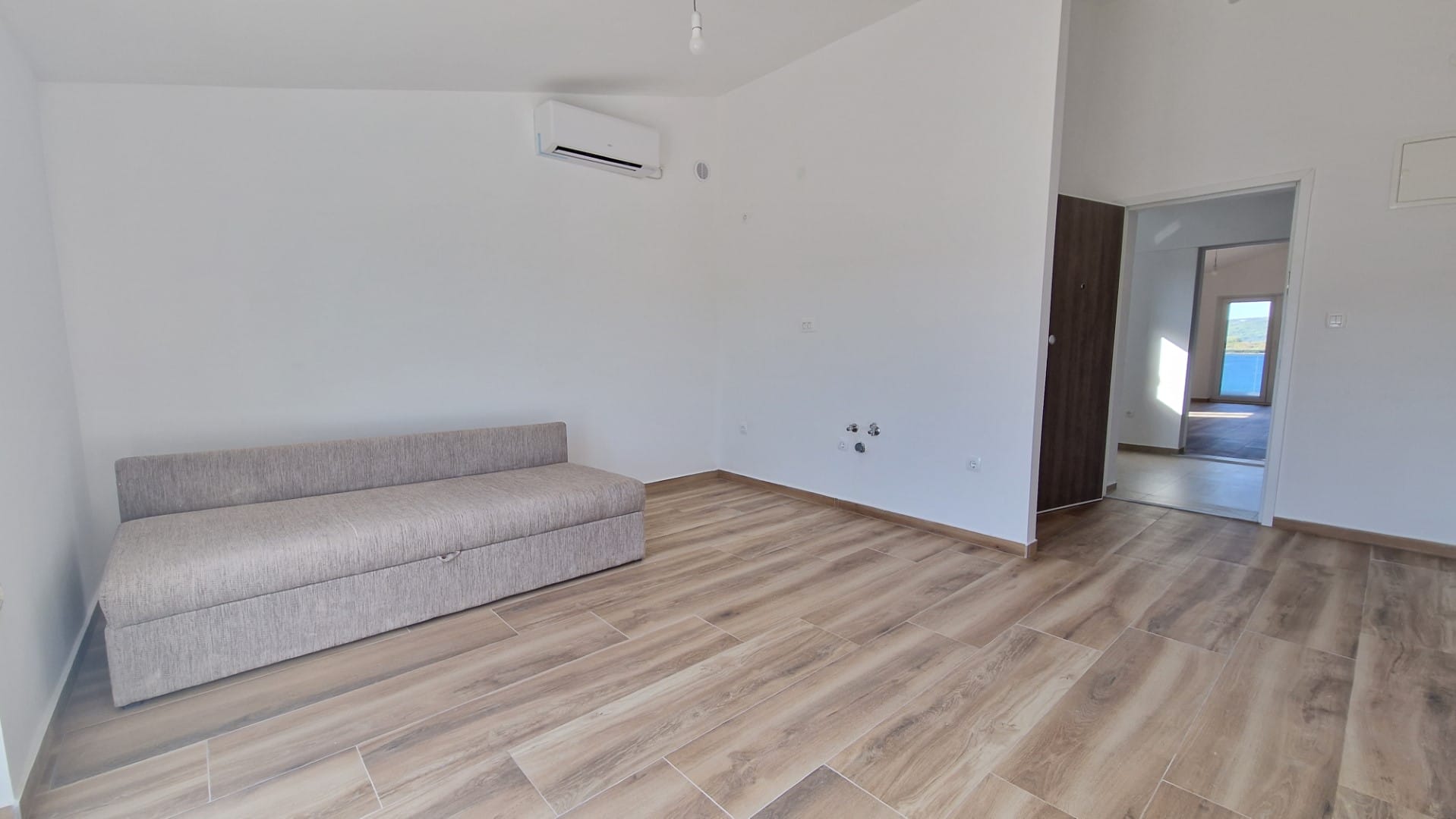 2 apartamenty, 1 rząd do morza, całkowicie odnowione, Turanj, 2 piętro A Stan Turanj