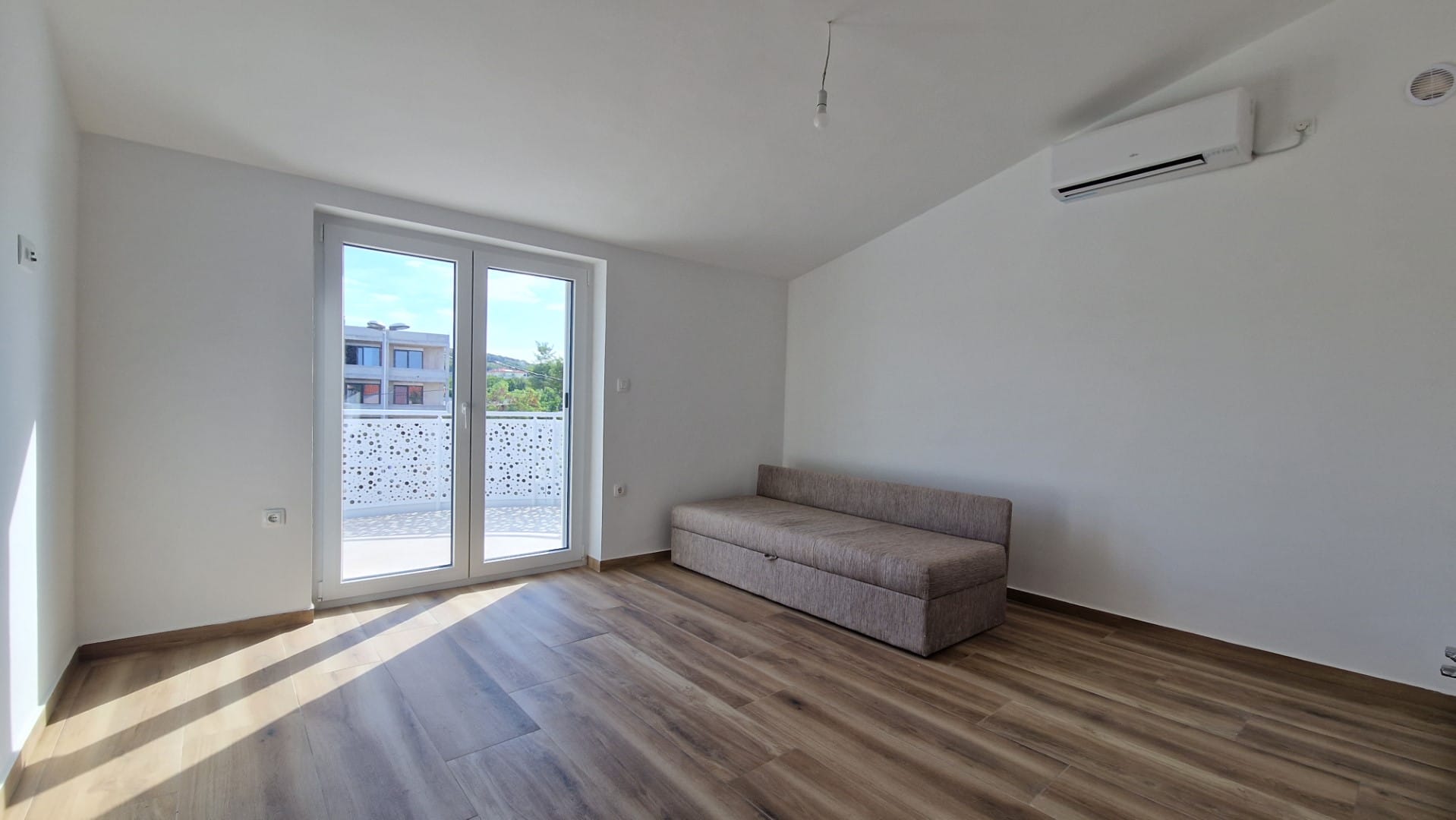 2 apartamenty, 1 rząd do morza, całkowicie odnowione, Turanj, 2 piętro A Stan Turanj