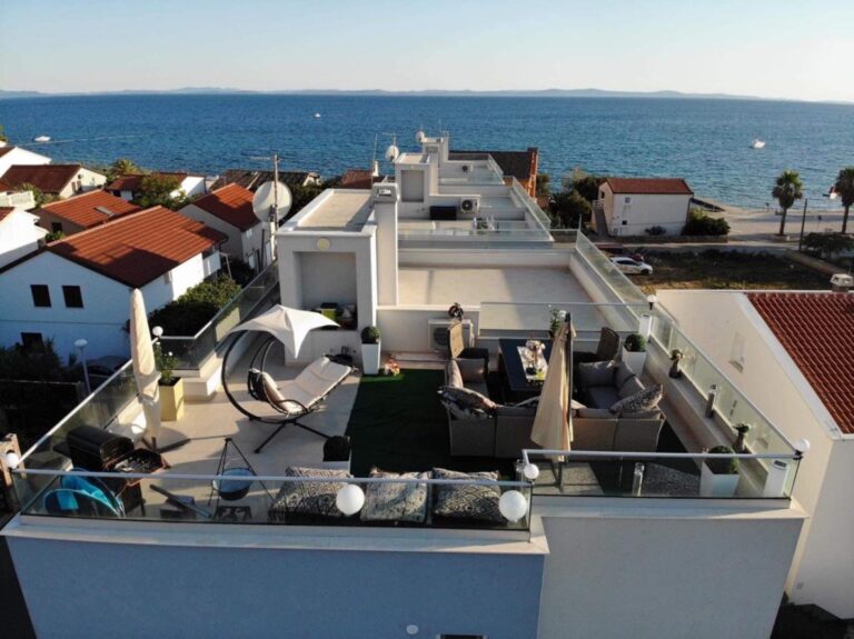 Apartament z tarasem na dachu i widokiem na morze, 90 m od morza, wyspa Vir A Vir Apartment
