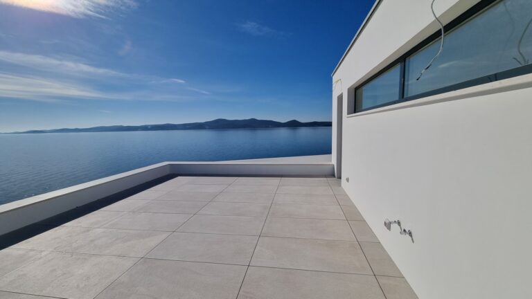 Luksusowy apartament, 1 rząd do morza, taras na dachu + jacuzzi, Sukošan A Sukosan Apartment Seafront