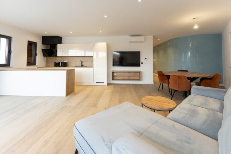 Na sprzedaż apartament w pierwszym rzędzie do morza w Sukošanie z basenem i ogrodem A Emporia Nekretnine Zadar