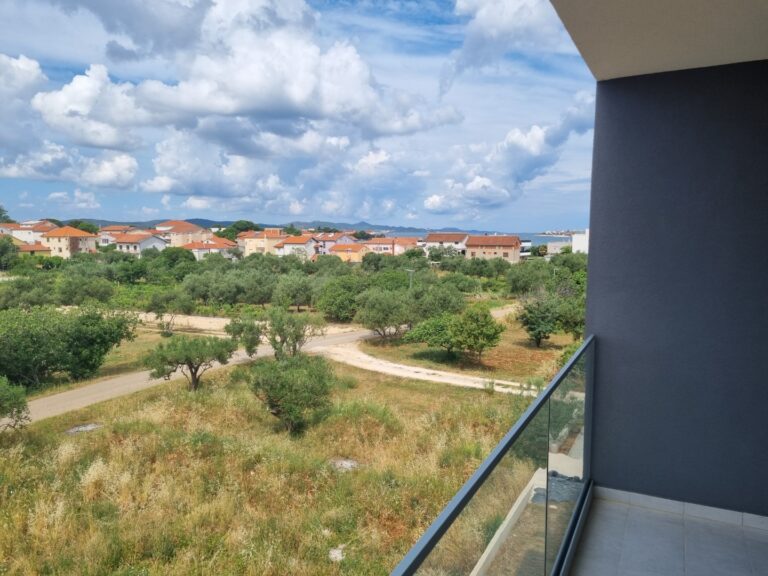 Atrakcyjny apartament z pięknym widokiem w Sukošan! A Sukosan Emporia Nekretnine