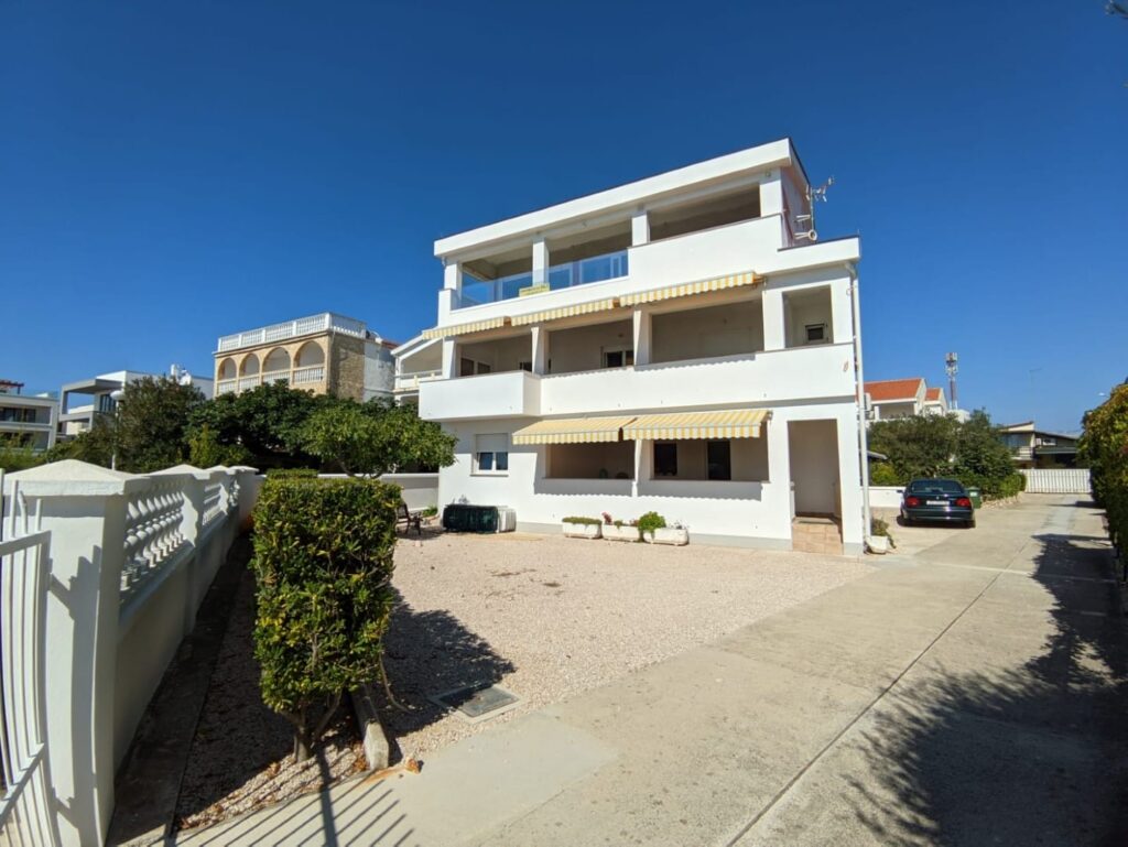 Apartament z dwoma jednostkami mieszkalnymi w pierwszym rzędzie do morza, Vir A Vir Emporia Nekretnine Zadar