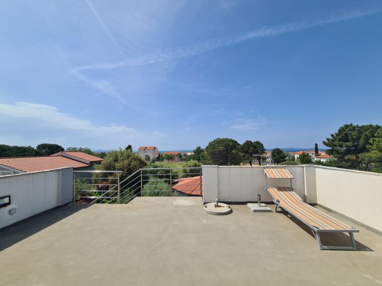 W pełni umeblowany apartament z tarasem na dachu, 58,77 m2, Privlaka A Apartman Apartment Wohnung Privlaka