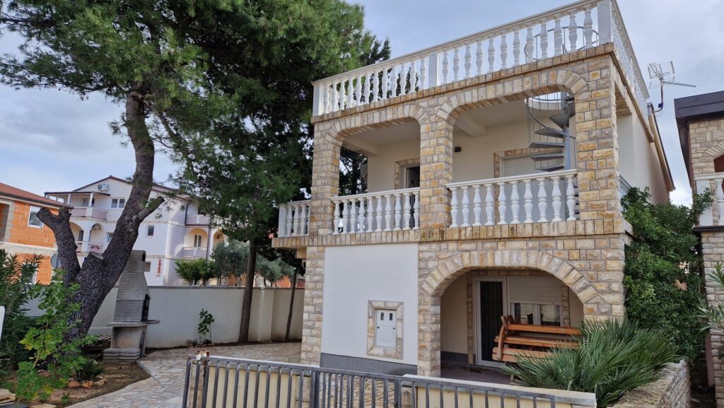 Dom, dwie jednostki mieszkalne, świetna lokalizacja, blisko plaży, Vir H Vir Kuca Haus House Emporia Nekretnine Immobilien Real Estate