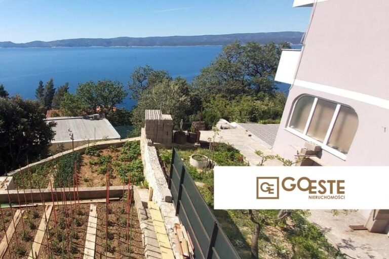 Apartament z trzema sypialniami, ogrodem i widokiem na morze - REF ID: 2016/476 w Omis Chorwacja Omis Three Bedroom Apartment With Sea View For Sale
