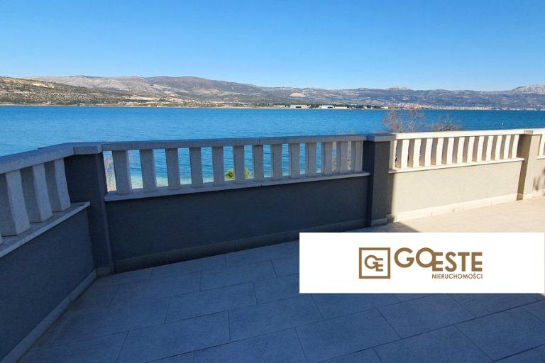 Dom z apartamentami tuż przy plaży i morzu - REF ID: 2018/220 w Čiovo Chorwacja Ciovo Property First Row To The Sea For Sale