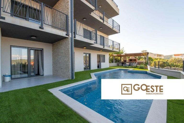 Apartament z trzema sypialniami i prywatnym basenem - REF ID: 2018/236 w Rogoźnica Chorwacja Rogoznica Three Bedroom Apartment With Pool For Sale