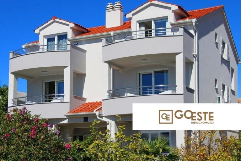 Dom apartamentowy w pierwszym rzędzie do morza - REF ID: 2021/28 w Rogoźnica Chorwacja House First Row To The Sea For Sale Rogoznica