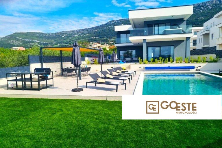 Nowo wybudowana willa z basenem i widokiem na morze - REF ID: 2021/301 w Kastela Chorwacja Kastela Modern Villa With Pool For Sale
