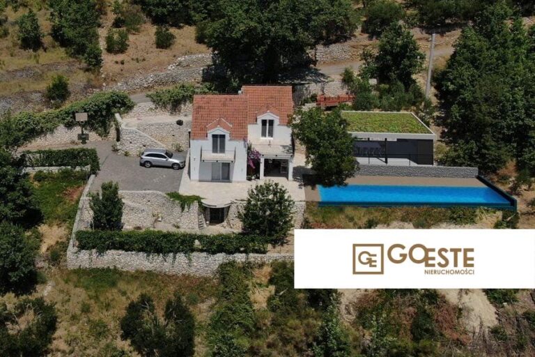 Wyjątkowa nieruchomość z basenem i widokiem na morze - REF ID: 2022/325 w Omis Chorwacja Omis Unique Property With Pool And Sea View For Sale