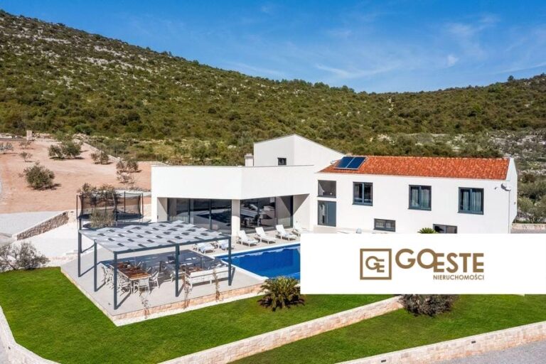 Luksusowa willa z basenem - REF ID: 2022/363 w Rogoźnicy Chorwacja Near Trogir Luxury Villa With Pool For Sale