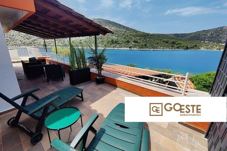 Odnowiony dom w pierwszym rzędzie do morza - REF ID: 2022/366 w Trogir Chorwacja Near Trogir Renovated Seafront House For Sale