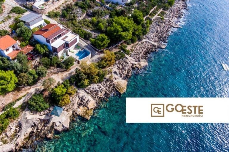 Dom w pierwszym rzędzie nad morzem - REF ID: 2022/374 w Rogoźnica Chorwacja Rogoznica House First Row To The Sea For Sale