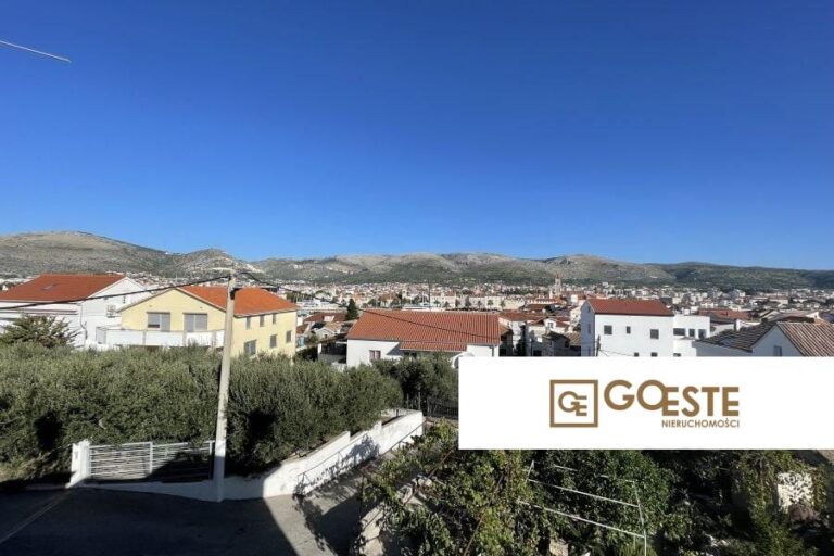 Dom w zabudowie bliźniaczej blisko centrum - REF ID: 2035/118 w Trogir Chorwacja Trogir House Near City Centre For Sale