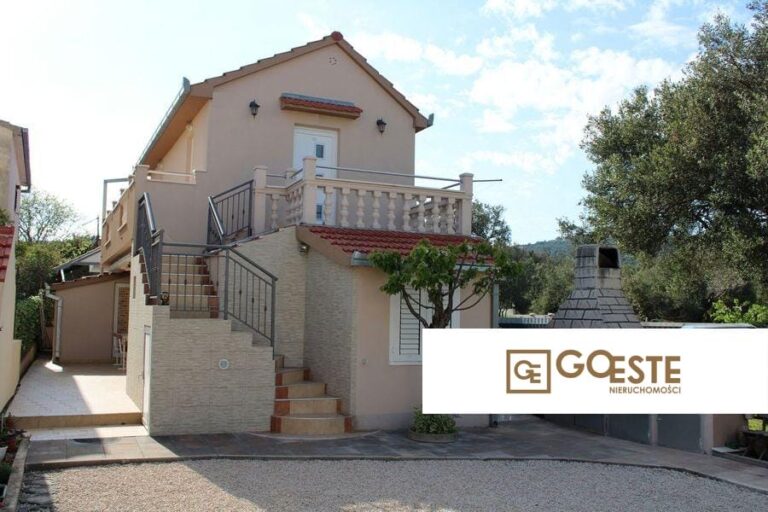 Dom z apartamentami - REF ID: 2037/17 w Trogir Chorwacja Near Trogir Apartment House For Sale